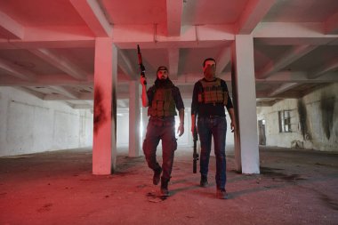 Terk edilmiş bir bina, işgal altındaki bölgelerini silah ve askeri teçhizatla şiddetle koruyan teröristler için sığınak görevi görüyor.. 