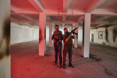 Terk edilmiş bir bina, işgal altındaki bölgelerini silah ve askeri teçhizatla şiddetle koruyan teröristler için sığınak görevi görüyor.. 