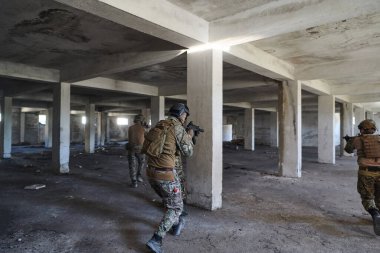  Bir grup profesyonel asker tehlikeli bir binada yangınla çevrili tehlikeli bir kurtarma operasyonunu cesurca gerçekleştirdi.