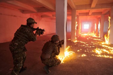  Bir grup profesyonel asker tehlikeli bir binada yangınla çevrili tehlikeli bir kurtarma operasyonunu cesurca gerçekleştirdi.