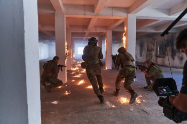 Profesyonel bir kameraman, bir grup yetenekli askerin terk edilmiş bir binanın içinde tehlikeli bir göreve giderken, hareketlerinin şüphe ve cesaretle dolu olduğu anları yakalar.. 