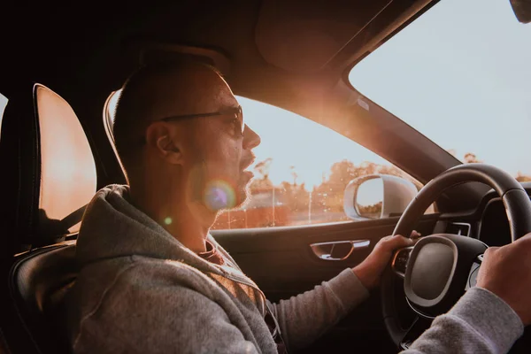 Gün Batımında Araba Kullanan Güneş Gözlüklü Bir Adam Araba Yolculuğu — Stok fotoğraf
