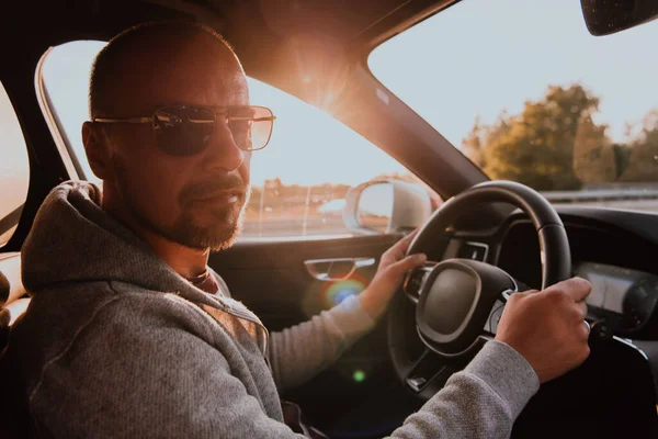 Uomo Con Gli Occhiali Sole Che Guida Auto Tramonto Concetto — Foto Stock