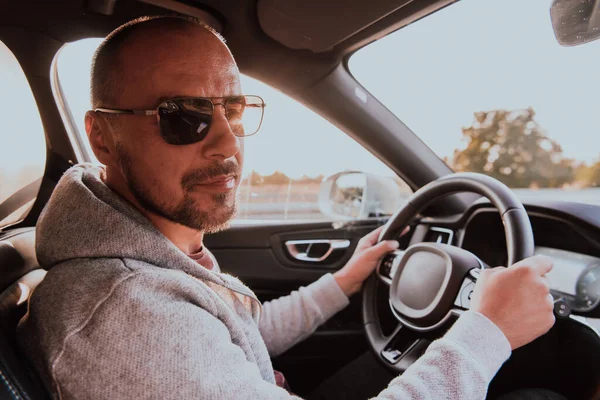 Muž Slunečními Brýlemi Řídí Auto Při Západu Slunce Koncept Cestování — Stock fotografie