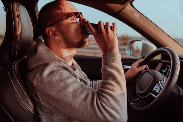 Zmęczony Człowiek Pijący Opłatę Podczas Jazdy Samochodem Zachodzie Słońca Zmęczona — Zdjęcie stockowe