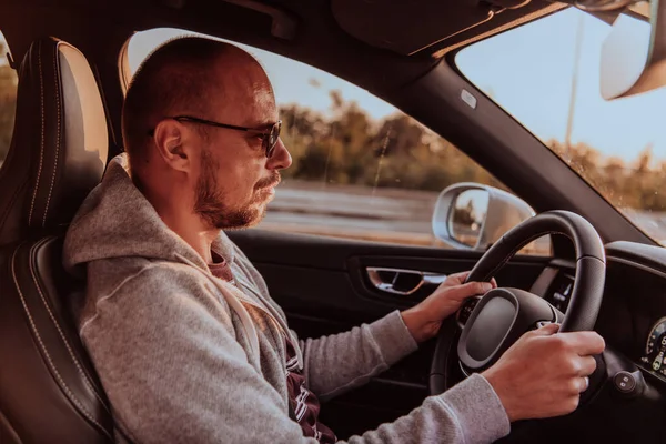 Homem Com Óculos Escuros Conduzir Carro Pôr Sol Conceito Viagem — Fotografia de Stock