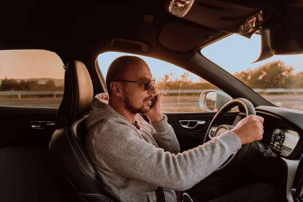 Homem Com Óculos Sol Conduzir Carro Falar Smartphone Pôr Sol — Fotografia de Stock