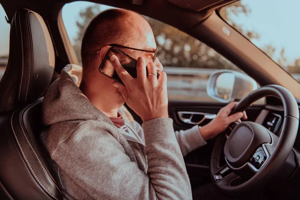Man Sunglasses Driving Car Talking Smartphone Sunset Concept Car Travel — Stock Photo, Image