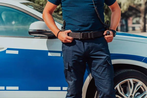 Egy Rendőr Járőrözik Városban Egy Rendőr Napszemüvegben Járőrözik Városban Egy — Stock Fotó