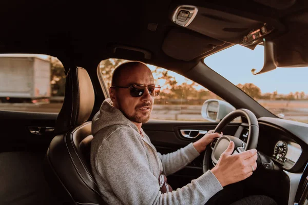 Muž Slunečními Brýlemi Řídí Auto Při Západu Slunce Koncept Cestování — Stock fotografie