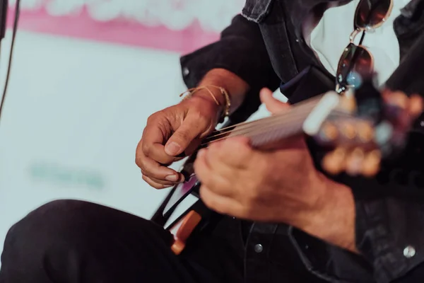 Тренується Грати Гітарі Красиві Молоді Люди Грають Гітарі Високоякісна Фотографія — стокове фото
