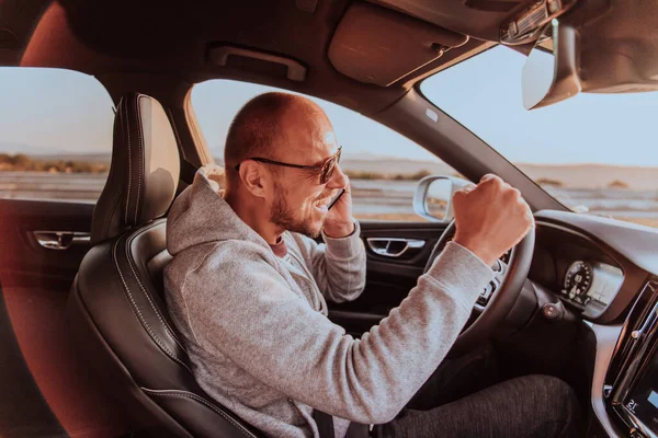 Motorista Recebe Informações Felizes Enquanto Fala Smartphone Enquanto Dirige Carro — Fotografia de Stock