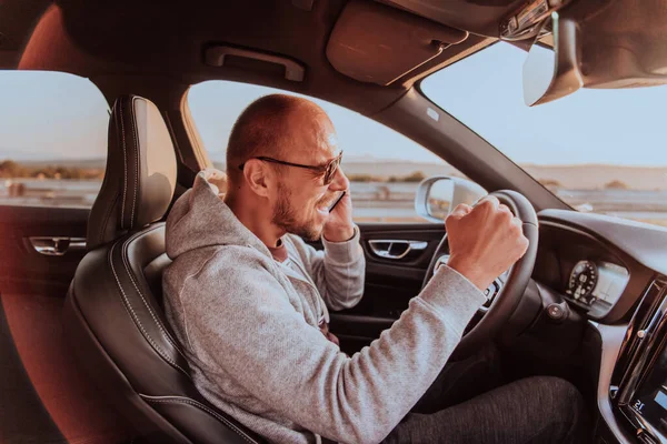 Kierowca Otrzymuje Szczęśliwe Informacje Podczas Rozmowy Smartfonie Podczas Prowadzenia Samochodu — Zdjęcie stockowe