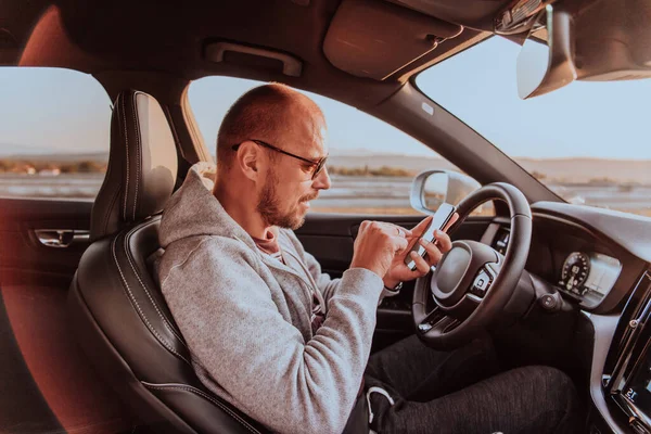 Man Sunglasses Driving Car Type Message Smartphone Sunset Concept Car — Stock Photo, Image