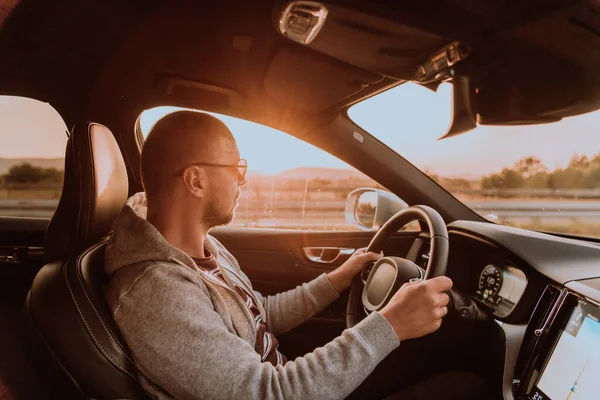 Человек Солнечных Очках Водит Машину Закате Концепция Автомобильных Путешествий — стоковое фото