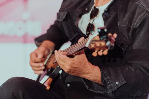 Praticar Violão Jovens Bonitos Tocar Guitarra Foto Alta Qualidade — Fotografia de Stock