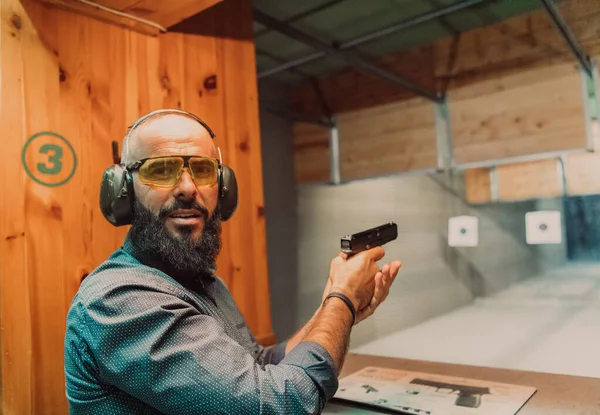 Мужчина Тренируется Стрелять Пистолета Тире Защитных Наушниках — стоковое фото