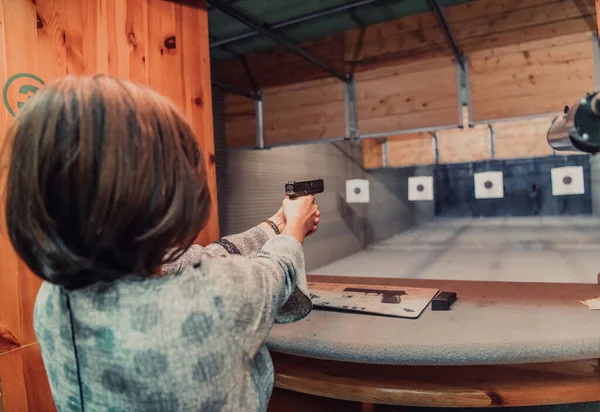 Woman Practices Shooting Pistol Shooting Range While Wearing Protective Headphones — Stock Photo, Image