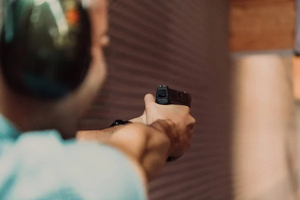 Ein Mann Übt Das Schießen Mit Einer Pistole Auf Einem — Stockfoto