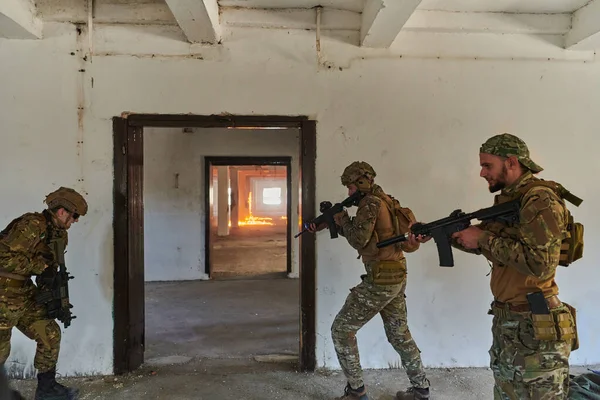 Groupe Soldats Professionnels Exécute Courageusement Une Mission Sauvetage Dangereuse Entourée — Photo
