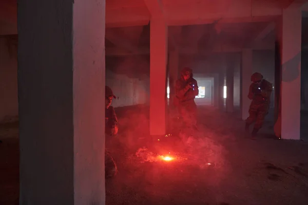 プロの兵士のグループは 危険な救助任務を勇敢に実行し 危険な建物の中で火災に囲まれて — ストック写真