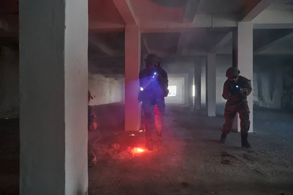Μια Ομάδα Επαγγελματιών Στρατιωτών Εκτελεί Γενναία Μια Επικίνδυνη Αποστολή Διάσωσης — Φωτογραφία Αρχείου