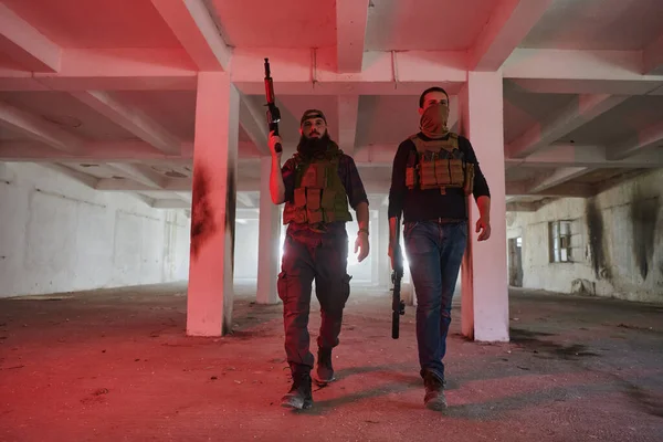 Egy Elhagyatott Épület Egy Terroristacsapat Erődítménye Amely Fegyverekkel Katonai Felszereléssel — Stock Fotó