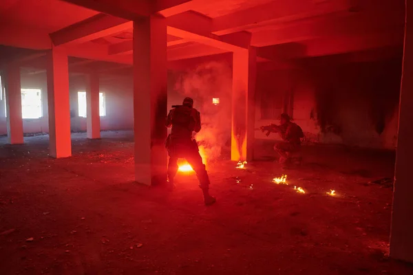 Група Професійних Солдатів Сміливо Виконує Небезпечну Рятувальну Місію Оточену Вогнем — стокове фото