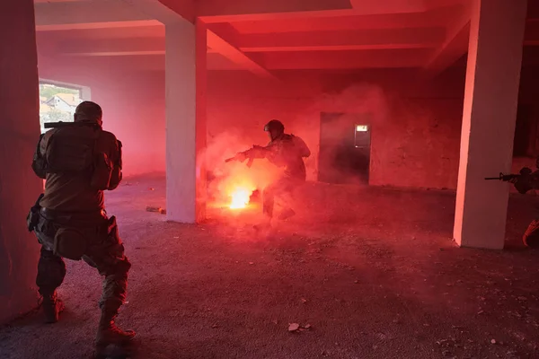 プロの兵士のグループは 危険な救助任務を勇敢に実行し 危険な建物の中で火災に囲まれて — ストック写真