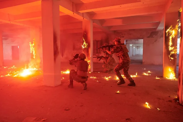 Group Professional Soldiers Bravely Executes Dangerous Rescue Mission Surrounded Fire — Stock Photo, Image