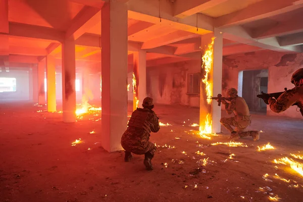 Bir Grup Profesyonel Asker Tehlikeli Bir Binada Yangınla Çevrili Tehlikeli — Stok fotoğraf
