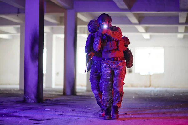 Grupo Soldados Profesionales Ejecuta Valientemente Una Peligrosa Misión Rescate Rodeados —  Fotos de Stock