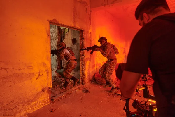 Profesyonel Bir Kameraman Bir Grup Yetenekli Askerin Terk Edilmiş Bir — Stok fotoğraf