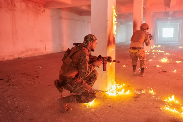 Egy Csapat Hivatásos Katona Bátran Végrehajt Egy Veszélyes Mentőakciót Tűzzel — Stock Fotó