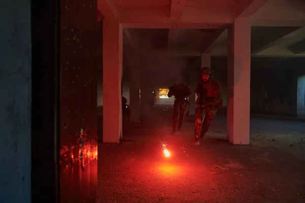 Grupa Zawodowych Żołnierzy Odważnie Wykonuje Niebezpieczną Misję Ratunkową Otoczona Ogniem — Zdjęcie stockowe