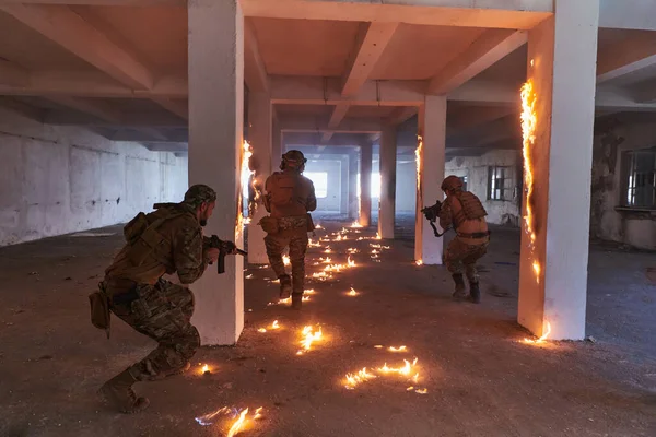 Group Professional Soldiers Bravely Executes Dangerous Rescue Mission Surrounded Fire — Stock Photo, Image