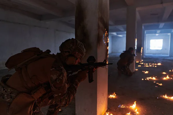 Skupina Profesionálních Vojáků Statečně Provádí Nebezpečnou Záchrannou Misi Obklopenou Ohněm — Stock fotografie