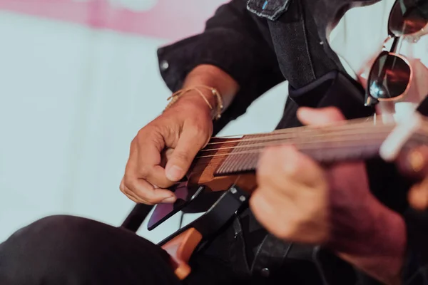 Gitar Çalma Pratiği Gitar Çalan Yakışıklı Genç Adamlar Yüksek Kalite — Stok fotoğraf