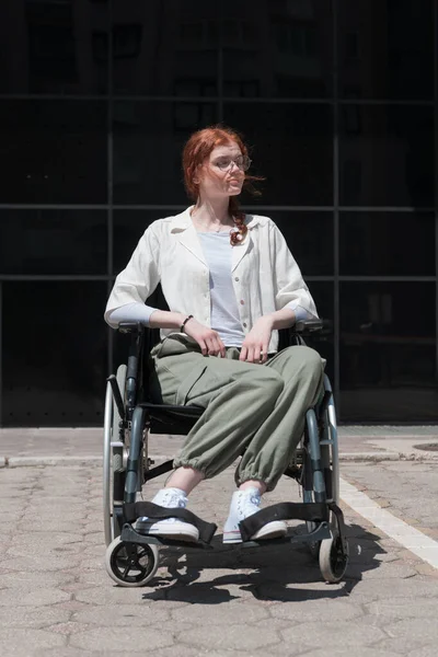 Front Modern Corporate Building Young Woman Sitting Wheelchair Confidently Symbolizing — Stock Photo, Image