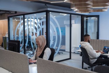 Modern bir ofis ortamında, Afrikalı bir Amerikalı işadamı ve onun Müslüman meslektaşı, tesettür takıyor, işbirlikçi tartışmalara girişiyor, çeşitli iş görevlerini ele alıyor ve sorunları çözüyorlar.