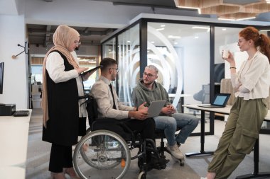 Bir girişim alanında beyin fırtınası yapan genç iş adamları grubu iş projelerini, yatırımları ve sorunların çözümünü tartışıyor.