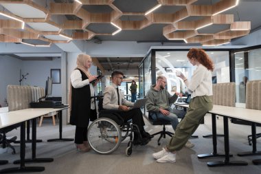 Bir girişim alanında beyin fırtınası yapan genç iş adamları grubu iş projelerini, yatırımları ve sorunların çözümünü tartışıyor.