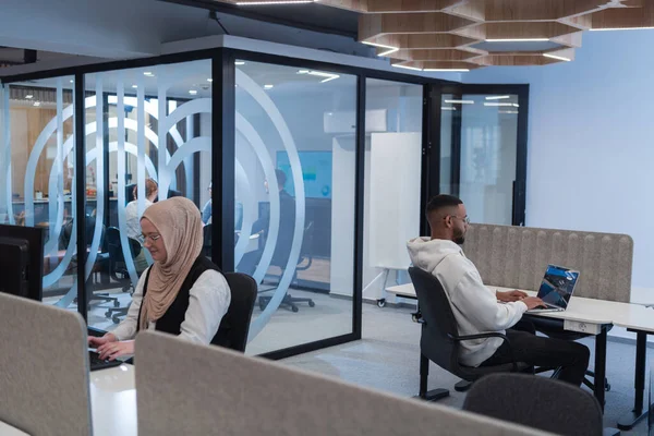 Entorno Oficina Moderno Hombre Negocios Afroamericano Colega Musulmán Vistiendo Hiyab — Foto de Stock