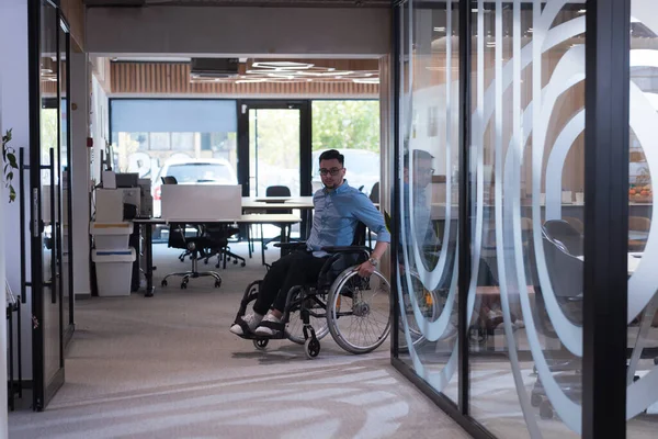 Velké Moderní Společnosti Odhodlaný Podnikatel Invalidním Vozíku Naviguje Chodbou Ztělesňující — Stock fotografie