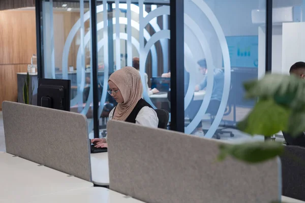 Modern Kontorsmiljö Afroamerikansk Affärsman Och Hans Muslimska Kollega Bär Hijab — Stockfoto