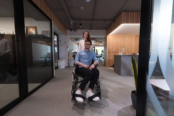 Genç Arkadaşları Işbirlikçi Arkadaşları Aralarında Tekerlekli Sandalyedeki Bir Kişinin Bulunduğu — Stok fotoğraf