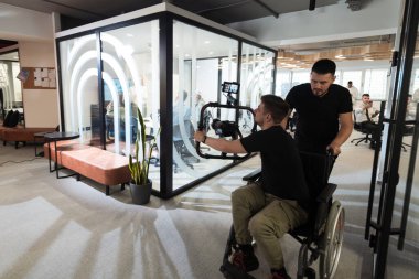 Modern bir ofiste, profesyonel bir videograf ekibi, bir grup genç girişimciyi filme çekerken yaratıcılığın ve yeniliğin özünü yakalar ve işbirliğini ve hırsını sembolize eder.