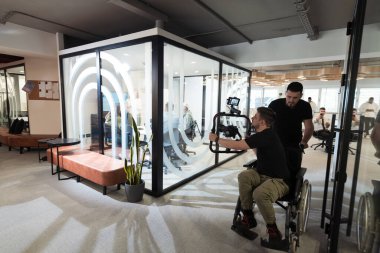 Modern bir ofiste, profesyonel bir videograf ekibi, bir grup genç girişimciyi filme çekerken yaratıcılığın ve yeniliğin özünü yakalar ve işbirliğini ve hırsını sembolize eder.