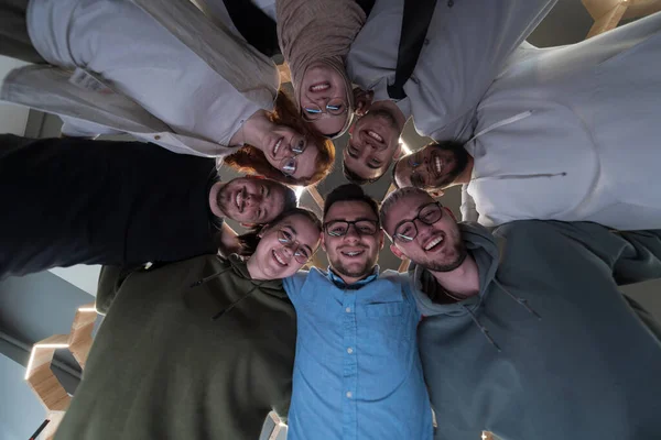 Una Oficina Moderna Grupo Jóvenes Profesionales Negocios Capturado Cálido Abrazador — Foto de Stock