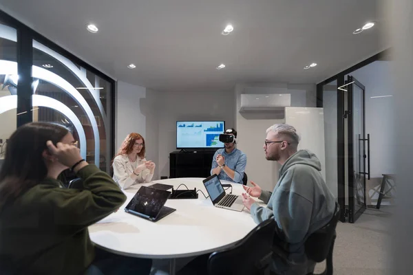 Grupo Diverso Empresarios Colabora Prueba Una Nueva Tecnología Realidad Virtual — Foto de Stock